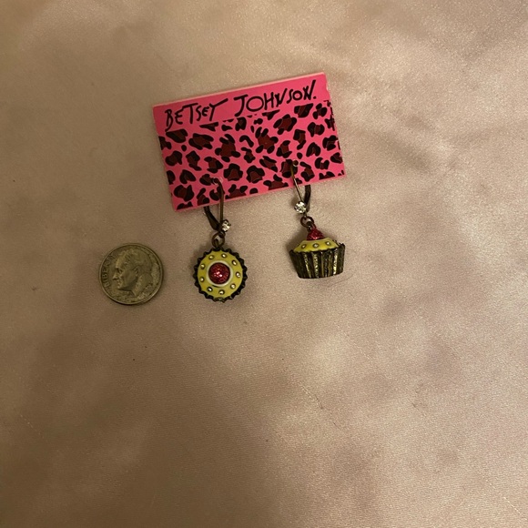 NWT Betsey Johnson cupcake dangle earrings - Picture 4 of 5